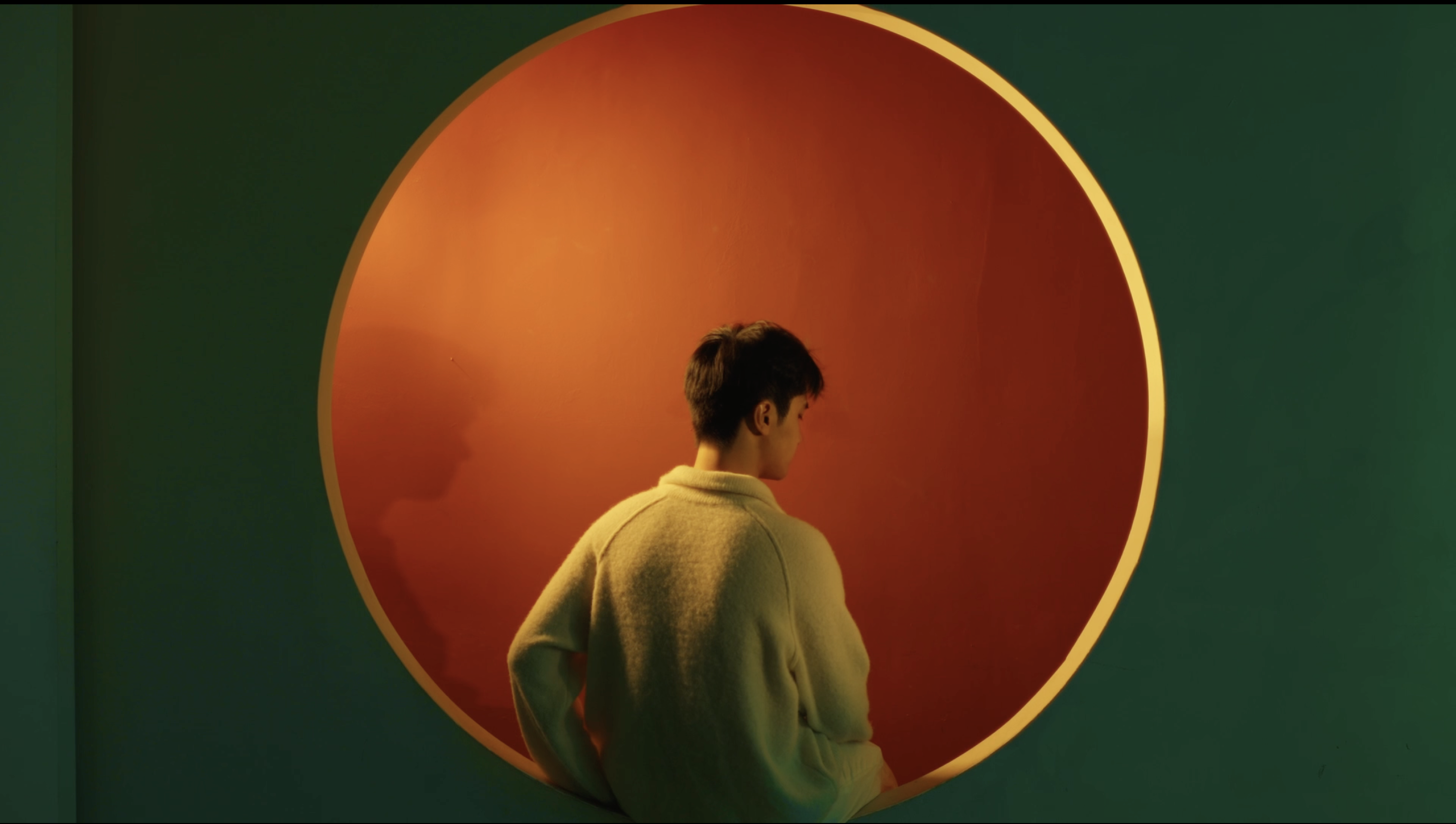 Inner Space still of Jerry Pan facing a large orange circular wall feature